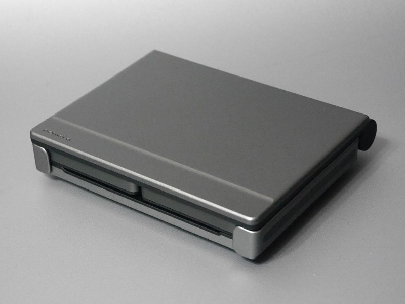 折りたたんだ状態。厚みはかなりあり、手に持つとずっしりとしている