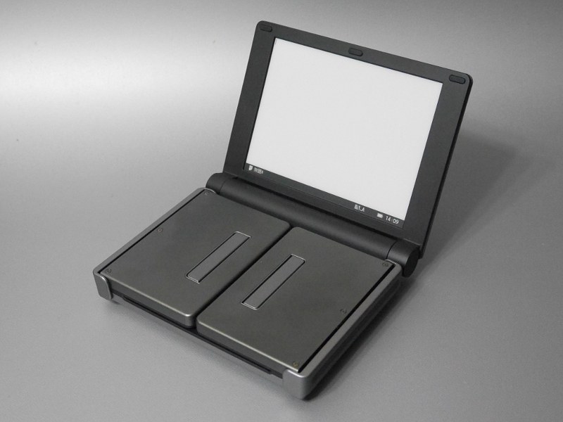 まずは画面を開く。電源は画面を開いた段階で自動的に投入される