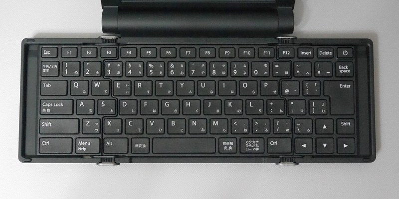 キー配置。Windowsの標準配列に近い日本語キーボードだ。なおDM25など従来の折りたたみタイプではファンクションキーがF1～10までだったが、本製品ではF11、F12も追加されている