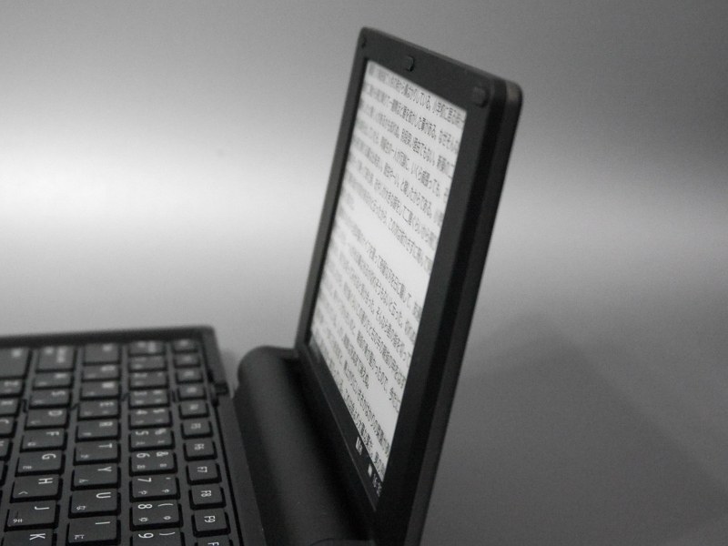 横から見た状態。液晶にありがちな色の変化などはなく十分に読み取れる