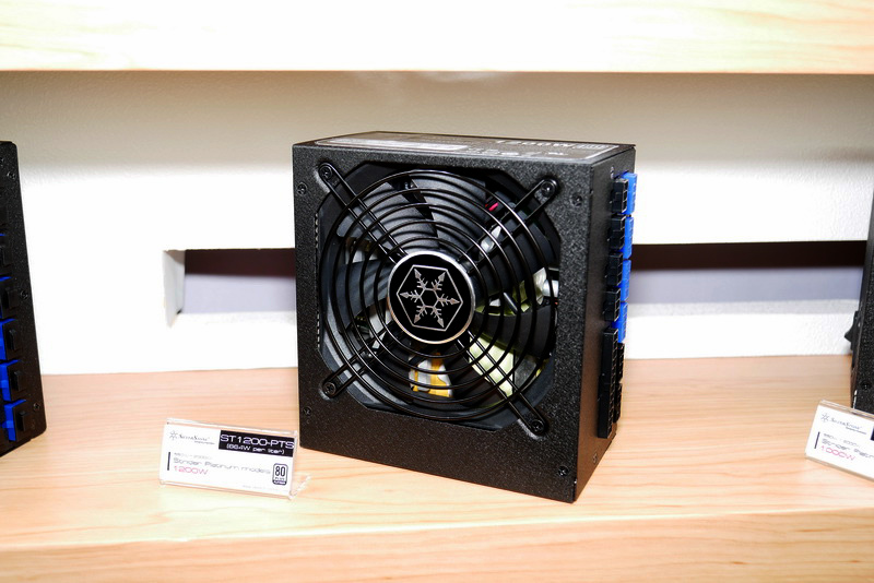 出力1,200Wで80PLUS Platinum対応ながら、奥行き14cmと非常にコンパクト