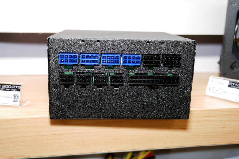 フルモジュラー仕様で、最低限のケーブルのみで運用できる