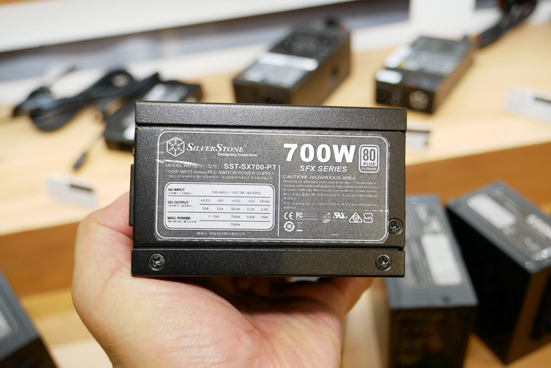 出力は700Wで80PLUS Platinum認証取得。超高性能な小型PCの自作に最適