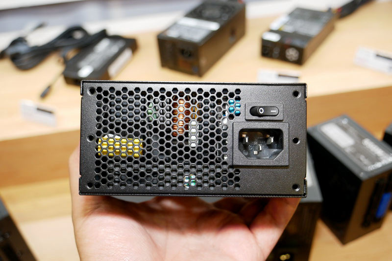 背面。スペース節約のため、新規開発の小型オン/オフスイッチを採用したという