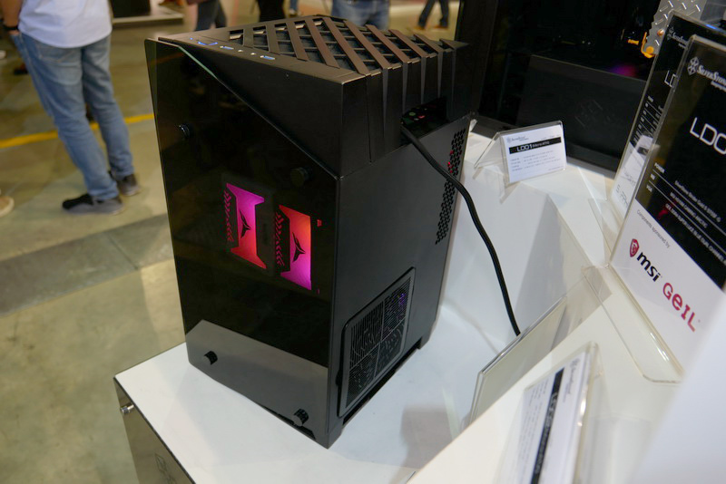 右側面。正面と左右にガラスパネルを採用