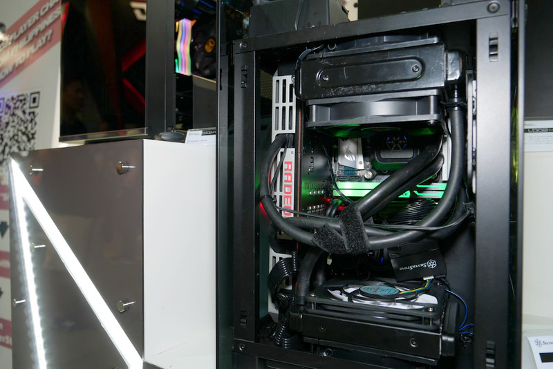 300mmの大型ビデオカードも装着可能