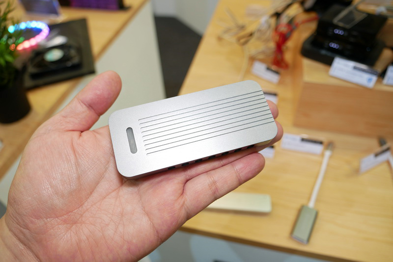 NVMe M.2 SSD対応のUSB変換アダプタ「MS11」