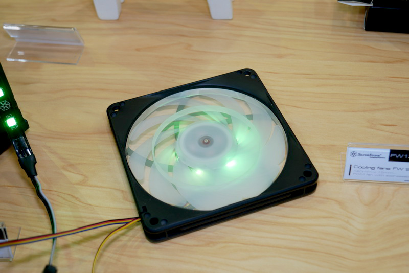 RGBイルミネーション搭載の120mmロープロファイルファン「FW124-ARGB」