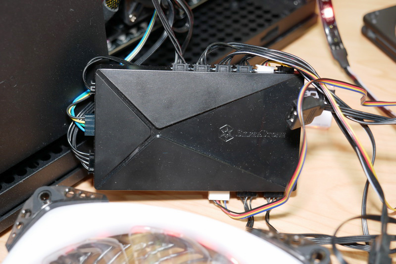 発光パターンの制御は、SilverStoneのRGBコントローラ「LSB02」を利用するか、ASUSのAura Sync、MSIのMystic Lightにも対応