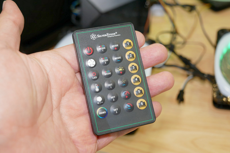 LSB02を利用すれば、リモコンで発色や発光パターンを変更できる