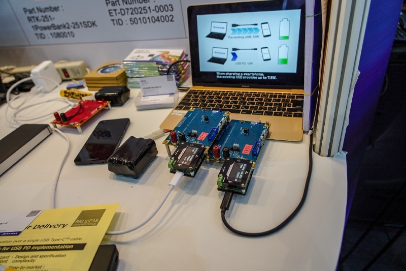 左側のモジュールがUSB Type-Cアダプタからの充電、右側のモジュールがPCへの給電となっている