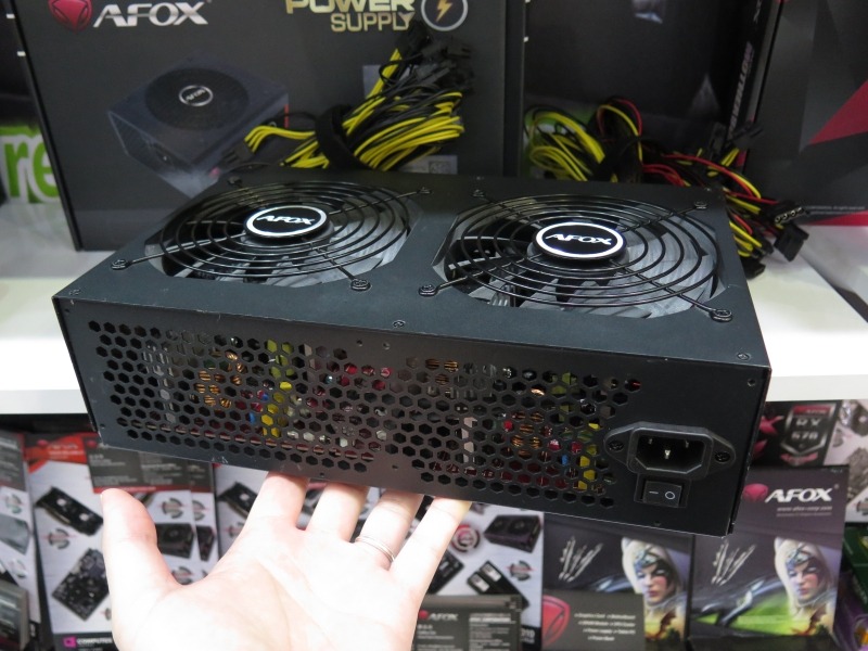 大出力なのにACケーブル1本だけのため、110V環境では利用できない