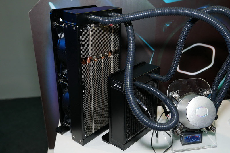 120mmラジエータは通常の構造だが、240mmラジエータはヒートパイプで大型フィンを利用した特殊構造となっている