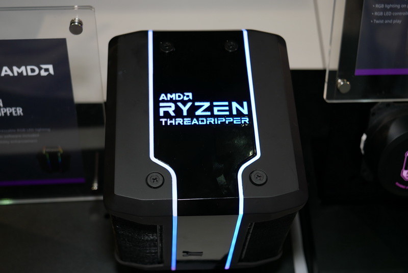 上部にはRyzen Threadripperのロゴがあり、アドレサブルLEDイルミネーションで輝く