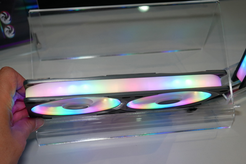 アドレサブルLEDイルミネーションを搭載しており、側面も一体で光る