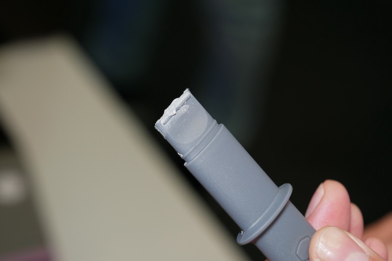 先端が横長の平たいヘラのような構造を採用