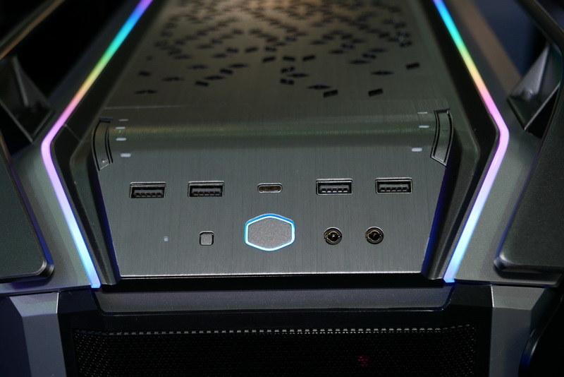 トップ前方にはUSBポートなどがあり、USB Type-Cも用意