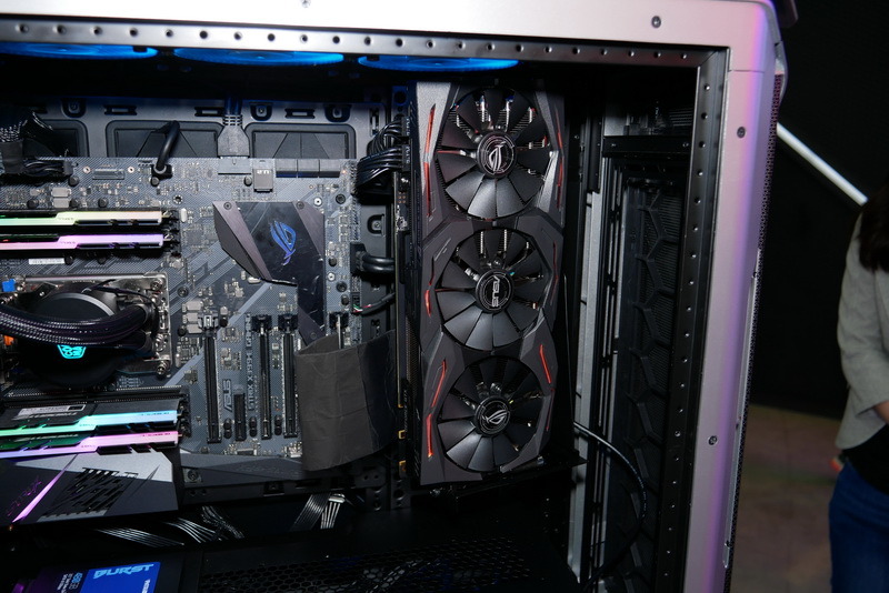 ビデオカードを垂直に装着できる機構をそなえている