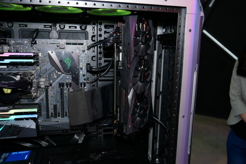 垂直に装着したビデオカードは角度も変えられる