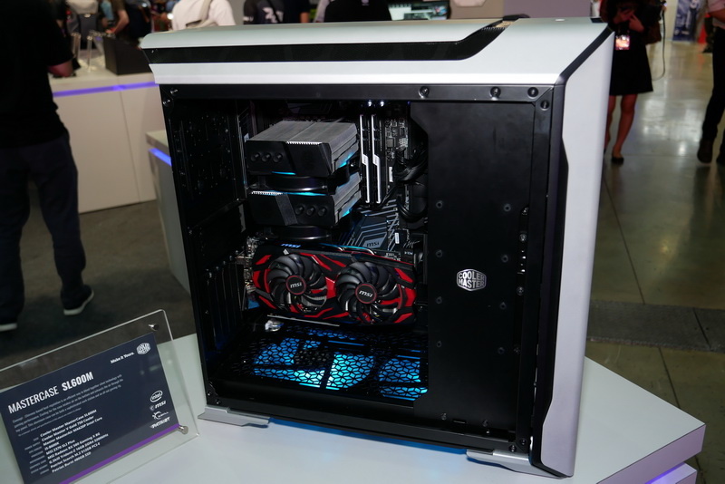 側面。内部はマザーボードだけでなくビデオカードなどの拡張カードも垂直に装着する特殊な構造