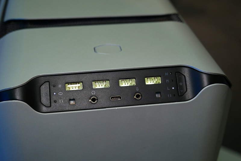 トップ前方のUSBポートにはUSB Type-Cも用意