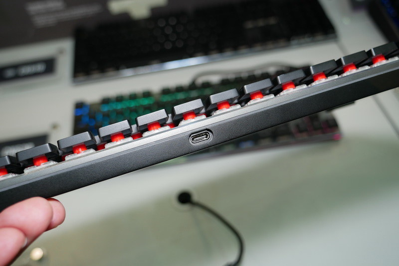 Cherry赤軸または青軸のLow Profileメカニカルキーを採用