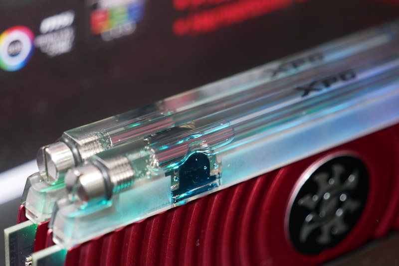 モジュール上部の透明な管に、特殊な液体を封入