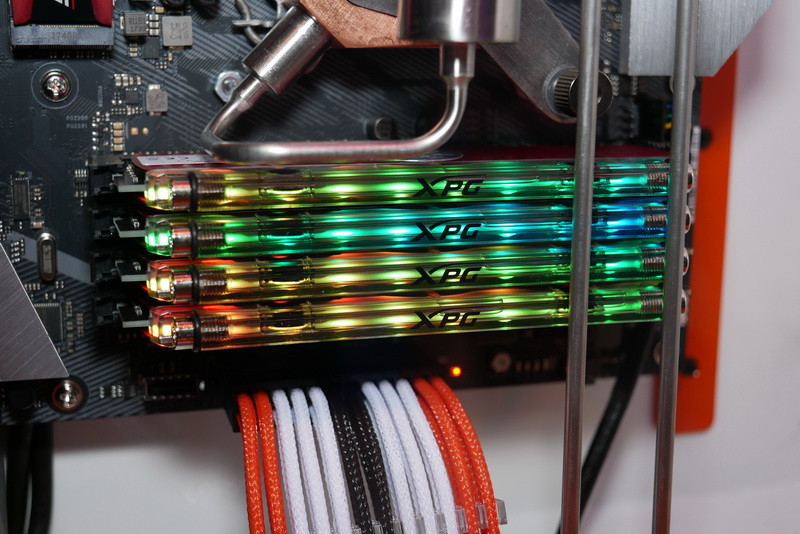 モジュールにはRGBイルミネーションが搭載され、液体に反射して印象的に輝く