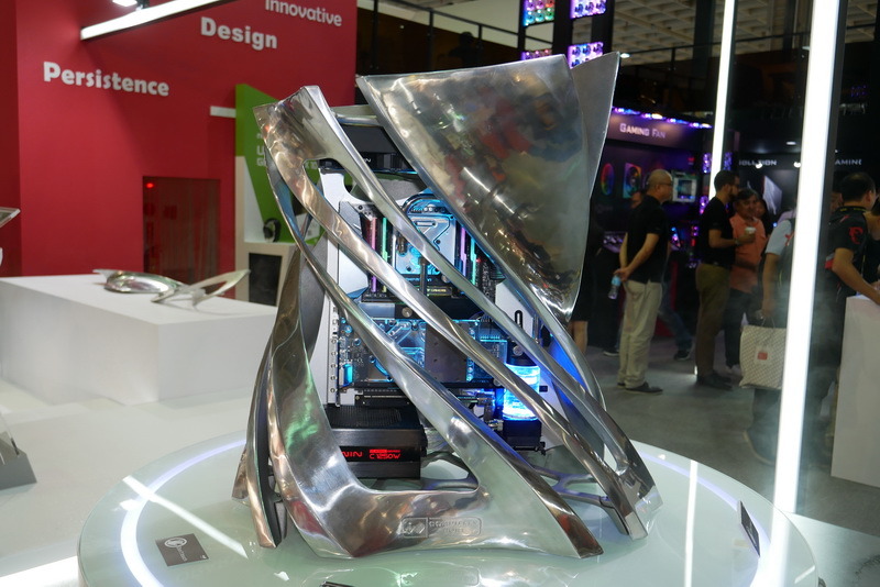 竜巻のようなフォルムが印象的な「Z-Tower」