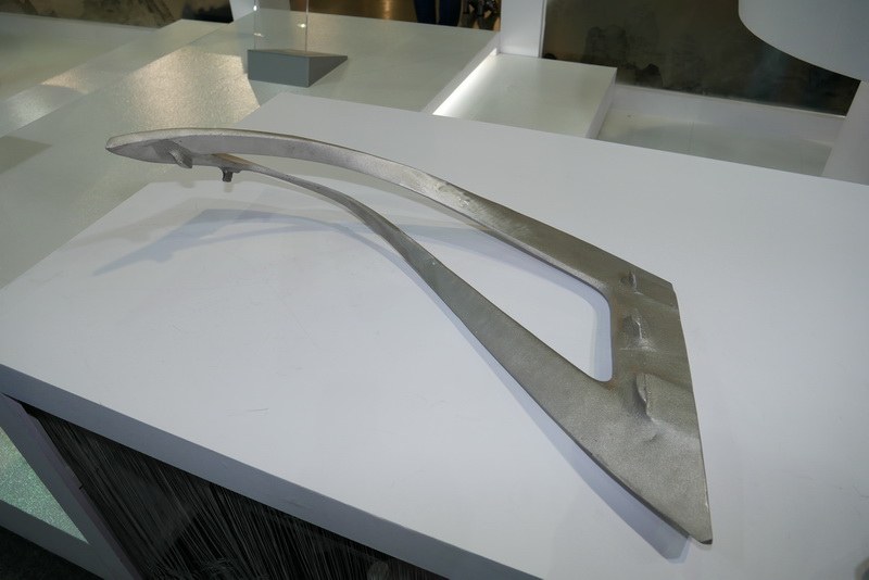 アルミニウム鋳造パーツを5個組み合わせて実現。トータルの重量は40gを超える