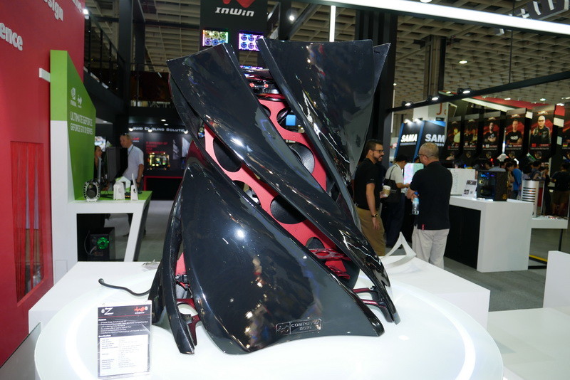 シルバーとブラックを展示していたが、発売時のカラーはまだ決まっていないそうだ