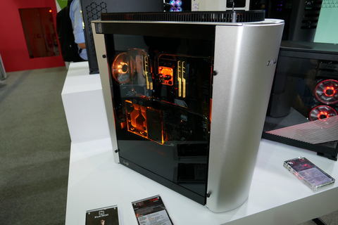 イベントレポート】IN WIN、竜巻のような形状で40kg超えのアルミケース