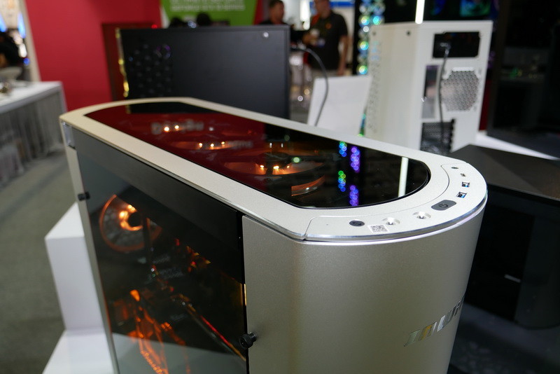 トップはガラスを採用し、トップに装着したRGBファンのイルミネーションも綺麗に見渡せる