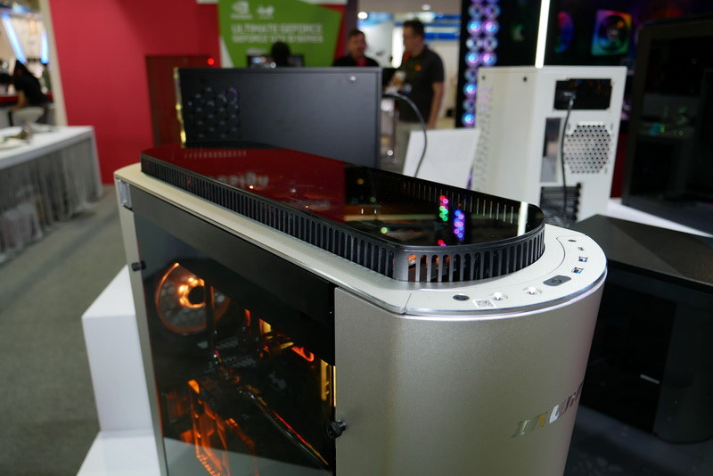 トップカバーは電動で上昇し、放熱能力を高められる