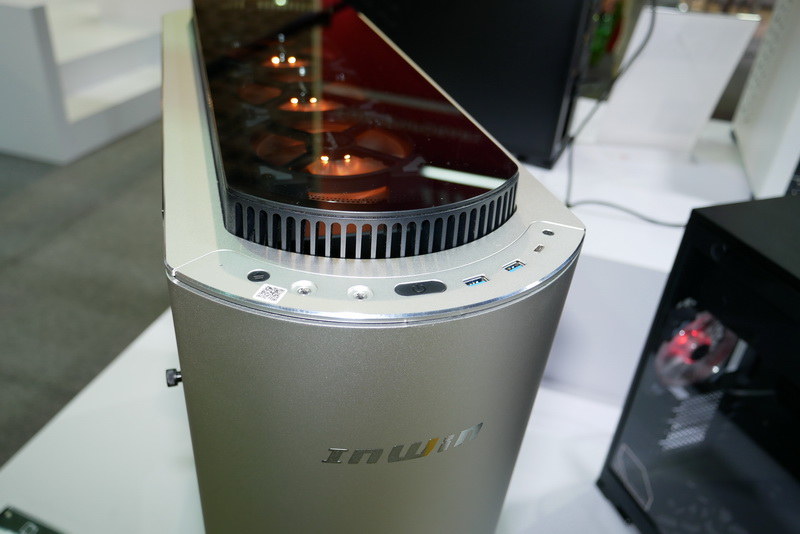 トップ前方のスイッチでカバーを開閉。USB Type-Cポートも用意されている