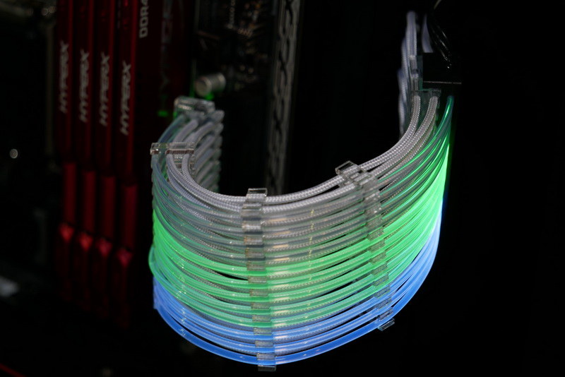 電気の通るケーブルの前に光る透明チューブを配置して、ケーブルが光っているように見せている