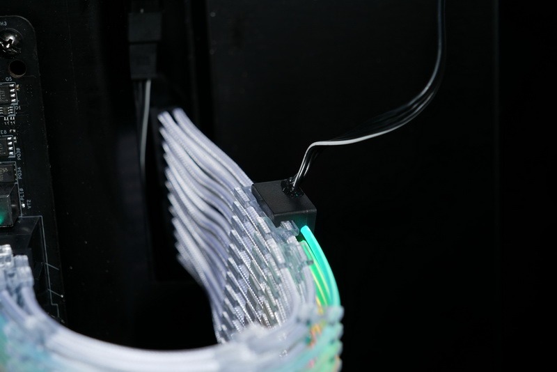 LEDはケーブル途中にあるユニットに内蔵