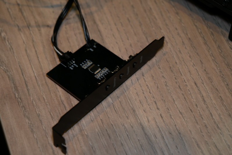 専用コントローラでも発色や発光パターンを制御可能