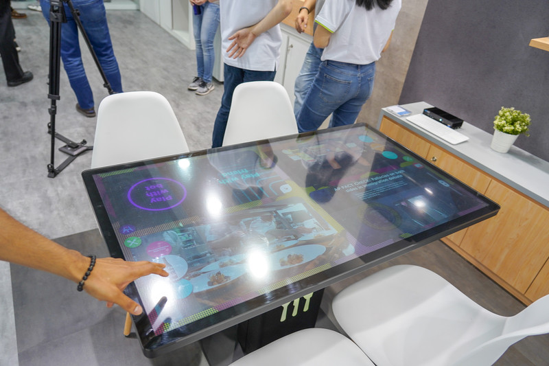Surface Hubを横にしたようなデバイスだが、レストラン向けのスマートテーブル。テーブルを操作して注文ができる