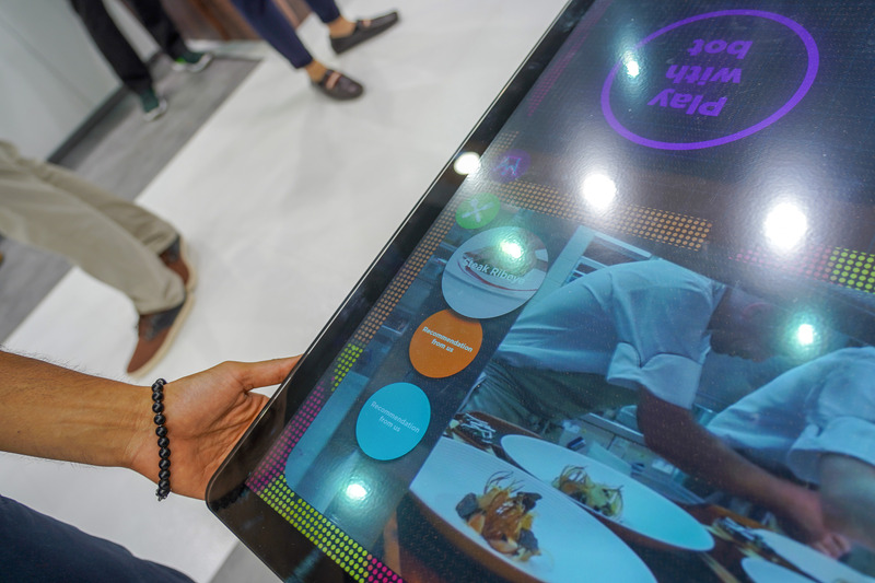 Surface Hubを横にしたようなデバイスだが、レストラン向けのスマートテーブル。テーブルを操作して注文ができる
