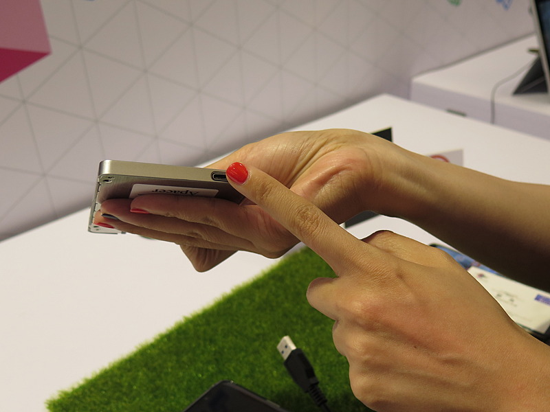 SATA 6Gbpsに加え、USB Type-Cでもそのまま接続できる