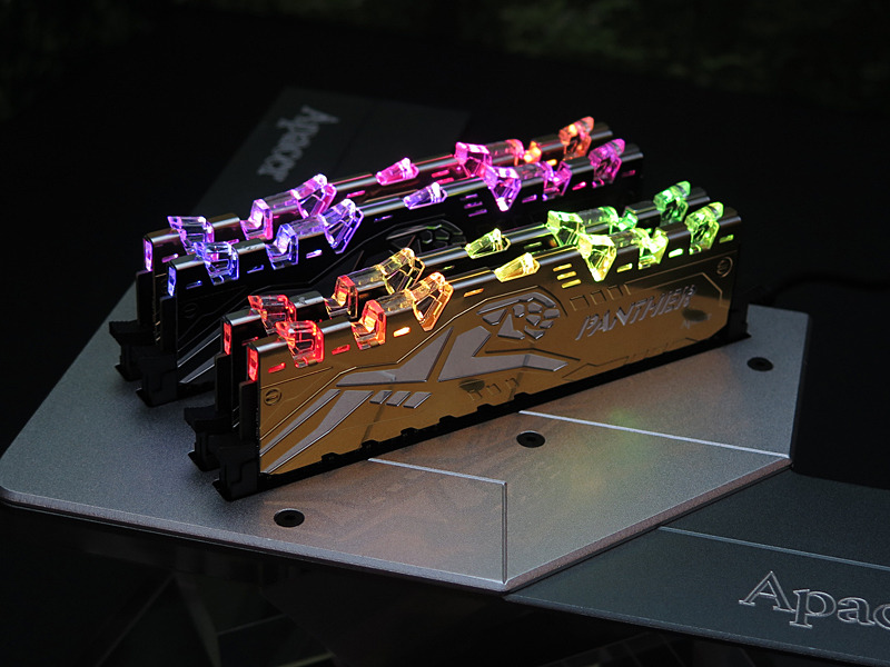 新開発のRGB LEDつきDDR4メモリ