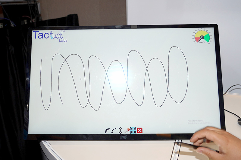 Intelが展示したUSI方式の液晶タブレット