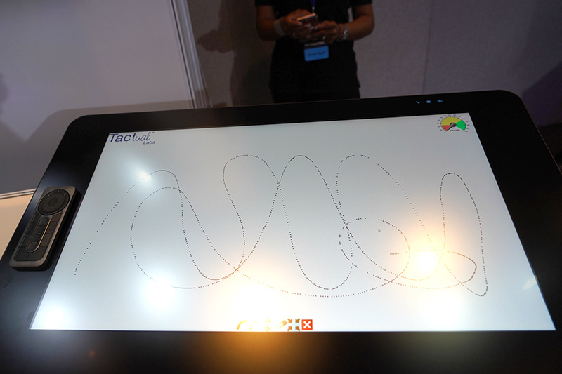 ワコムのCintiq Pro 24でのデモ。150fpsというフレームレートで、ペンの軌跡が「…」になっていることがわかる