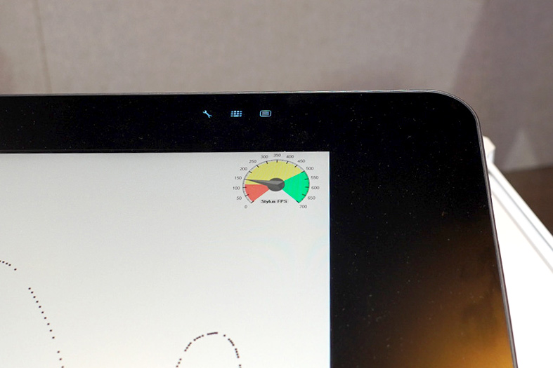 ワコムのCintiq Pro 24でのデモ。150fpsというフレームレートで、ペンの軌跡が「…」になっていることがわかる