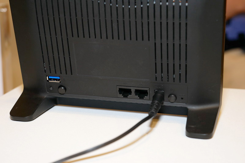 背面にはWANポート×1とLANポート×1を用意。いずれもギガビットイーサネット対応。USB 3.0ポートも用意され、ストレージデバイスを接続できる