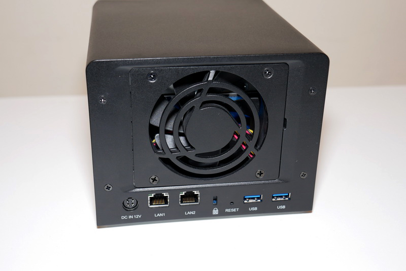 背面。ギガビットイーサネットポートは2ポート用意