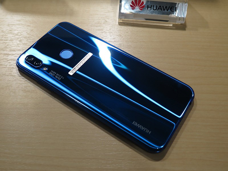 代表的なクラインブルーモデル。光が当たると複雑な文様が浮かび上がる