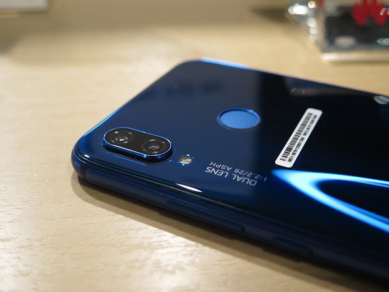 デュアルレンズカメラを採用