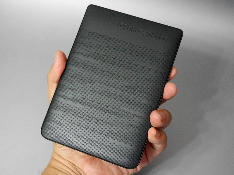 背面は無数の穴が空いた特徴的なデザイン。滑り止めの役割を果たすためのものとみられる